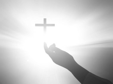 Hristiyan dualarının silueti İsa 'ya dua ederken el kaldırıyor.