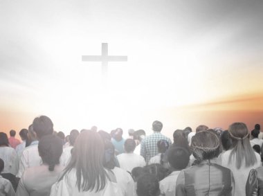 Hristiyan dualarının silueti İsa 'ya dua ederken el kaldırıyor.