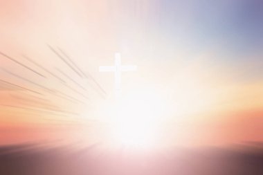 Hıristiyan haçı gökyüzünde parlak görünüyor.