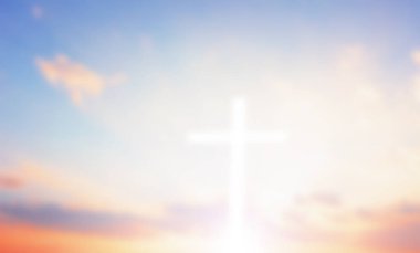 Hıristiyan haçı gökyüzünde parlak görünüyor.