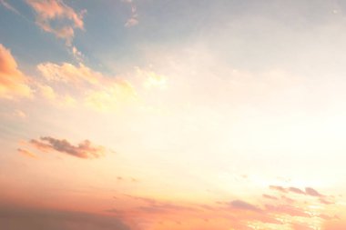 Renkli gökyüzü kavramının arkaplanı: Alacakaranlık rengi gökyüzü ve bulutlarla dramatik gün batımı