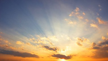 Renkli gökyüzü kavramının arkaplanı: Alacakaranlık rengi gökyüzü ve bulutlarla dramatik gün batımı