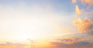 Renkli gökyüzü kavramının arkaplanı: Alacakaranlık rengi gökyüzü ve bulutlarla dramatik gün batımı