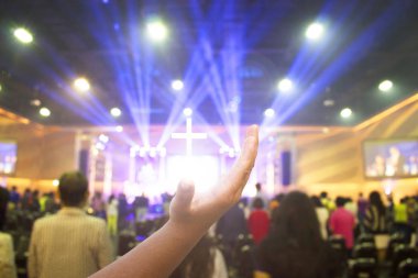 yumuşak odak Hıristiyan kardeşlerim grubunun yükseltmek ibadet Tanrı İsa Mesih'in görüntü bulutlu gökyüzü üzerinde tahta haç ile kilise canlanma toplantıda birlikte Hıristiyan ibadet arka planı için kullanılan Kaldır ellerini