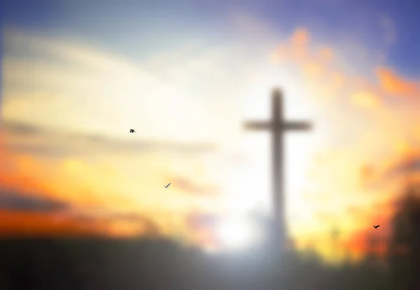 Koncepcja Niedziela Zmartwychwstania Pańskiego Wielkanoc Sylwetka Krzyża Tle Sunrise Łąka — Zdjęcie stockowe