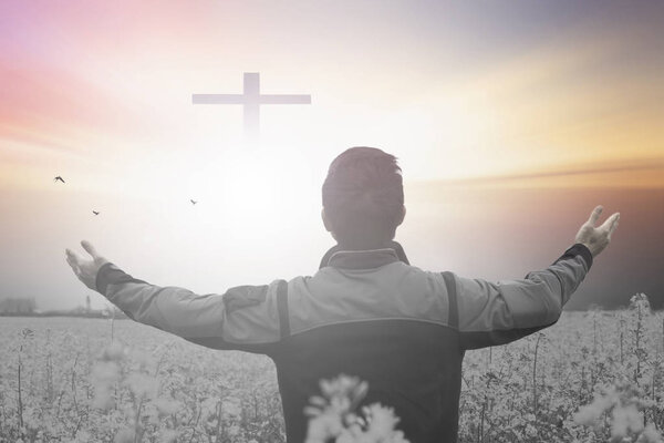 Концепция Воскресения пасхального воскресенья: крест силуэта на фоне восхода лугов
