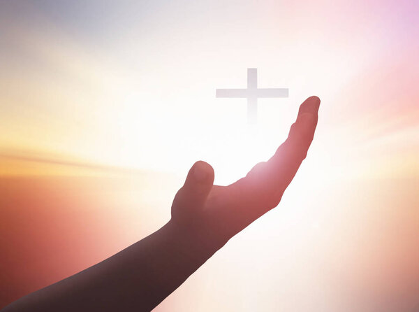 Силуэт христианских молитв, поднимающих руку, молясь Иисусу