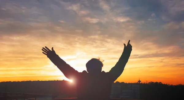 Concepto Bienestar Emocional Silueta Del Hombre Levantó Las Manos Atardecer —  Fotos de Stock