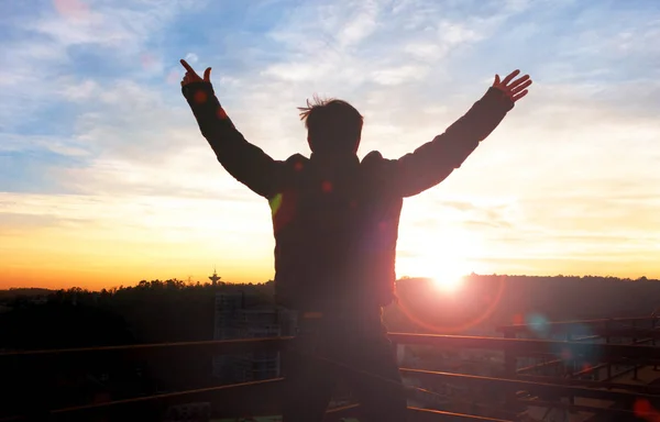 Koncepcja Emocjonalny Wellness Sylwetka Człowieka Podniósł Ręce Tle Zachód Słońca — Zdjęcie stockowe