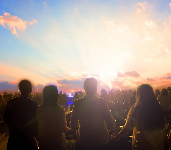 Conceito Bem Estar Emocional Silhueta Homem Levantou Mãos Pôr Sol — Fotografia de Stock