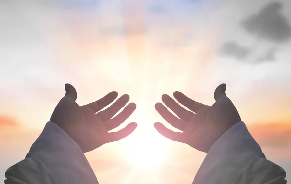 Ραμαζάνι Kareem Έννοια Σιλουέτα Χέρια Του Θεού Πάνω Θολή Φόντο — Φωτογραφία Αρχείου