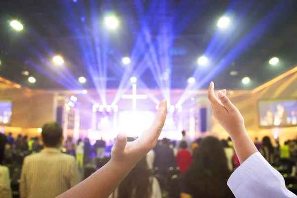 Enfoque Suave Del Grupo Personas Cristianas Levantar Las Manos Adorar —  Fotos de Stock