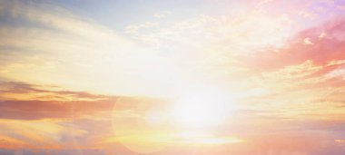 Dramatik gün batımı ve gün doğumu gökyüzü