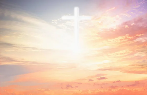 曇った日没の背景に十字架 — ストック写真
