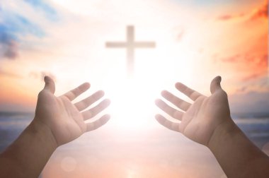 Paskalya kavramı: siluet Calvary dağ günbatımı arka plan üzerinde çapraz. 