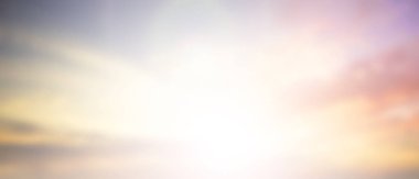 Renkli gökyüzü kavramının arkaplanı: Alacakaranlık rengi gökyüzü ve bulutlarla dramatik gün batımı.