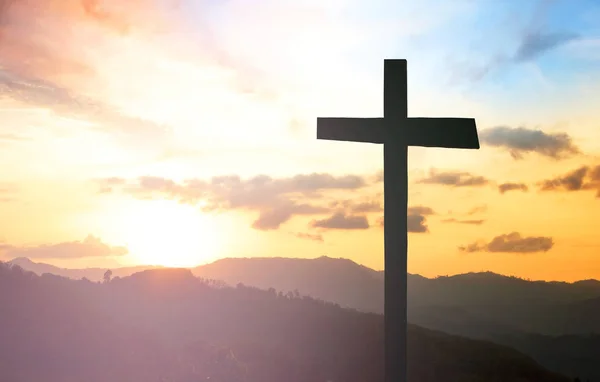 复活节概念 剪影十字架在加略山脉日落背景 — 图库照片