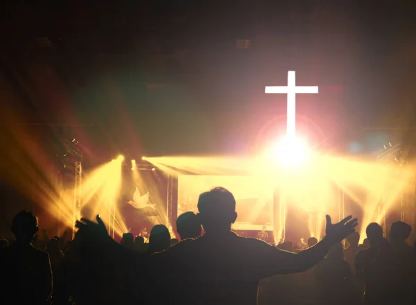 Concepto Adoración Iglesia Cristianos Levantando Sus Manos Alabanza Adoración Concierto — Foto de Stock