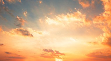 Renkli gökyüzü kavramının arkaplanı: Alacakaranlık rengi gökyüzü ve bulutlarla dramatik gün batımı