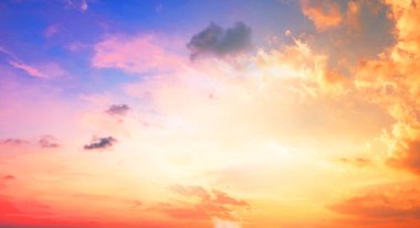 Renkli gökyüzü kavramının arkaplanı: Alacakaranlık rengi gökyüzü ve bulutlarla dramatik gün batımı