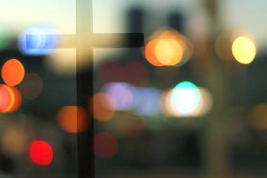 Kavram umut: arka planda bir haç ile güzel bokeh