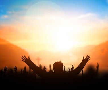 Övgü ve ibadet kavramı: siluet Hıristiyan dua İsa'ya dua ederken el yetiştirme