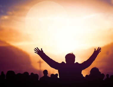 Övgü ve ibadet kavramı: siluet Hıristiyan dua İsa'ya dua ederken el yetiştirme