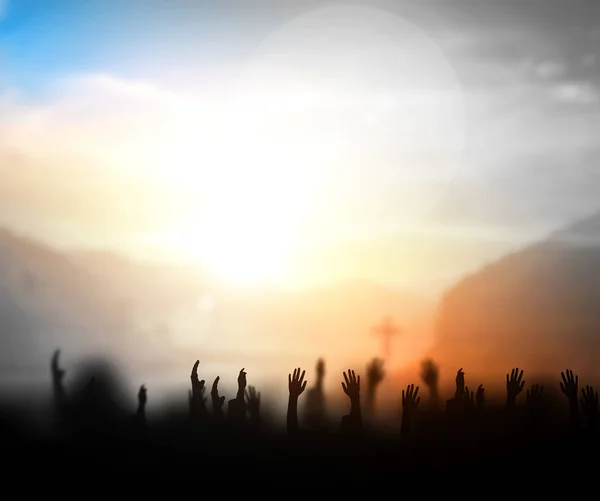 Övgü ve ibadet kavramı: siluet Hıristiyan dua İsa'ya dua ederken el yetiştirme
