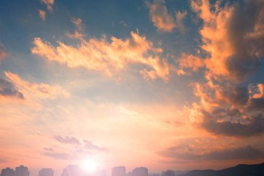 Renkli gökyüzü kavramının arkaplanı: Alacakaranlık rengi gökyüzü ve bulutlarla dramatik gün batımı