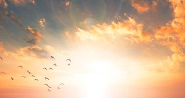 Göksel dünya kavramı: Sunset / gündoğumu ile bulutlar