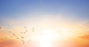 Göksel dünya kavramı: Sunset / gündoğumu ile bulutlar