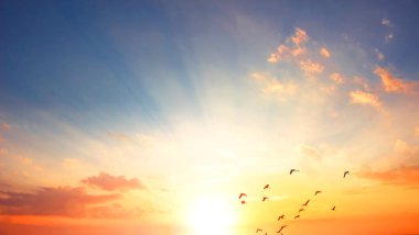 Göksel dünya kavramı: Sunset / gündoğumu ile bulutlar