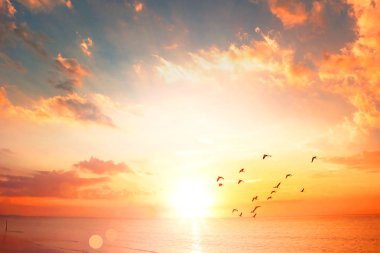 Göksel dünya kavramı: Sunset / gündoğumu ile bulutlar