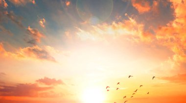 Göksel dünya kavramı: Sunset / gündoğumu ile bulutlar