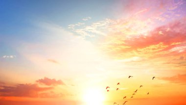 Göksel dünya kavramı: Sunset / gündoğumu ile bulutlar