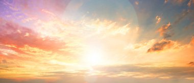 Göksel dünya kavramı: Sunset / gündoğumu ile bulutlar