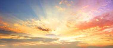 Göksel dünya kavramı: Sunset / gündoğumu ile bulutlar