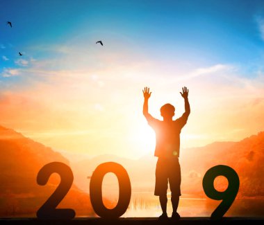 Mutlu yeni yıl kavramı: 2019 işareti ile yol kenarında billboard