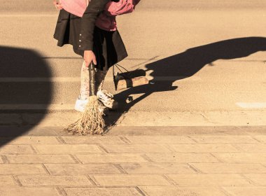 Dünya gün karşı çocuk işçiliğiyle kavramı: sokak süpürme kızlar