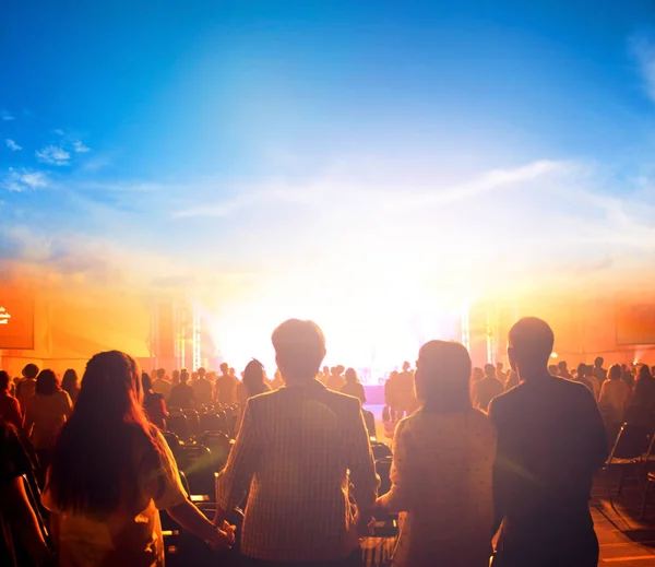 Día Internacional Paz Silueta Del Hombre Levantó Las Manos Atardecer —  Fotos de Stock