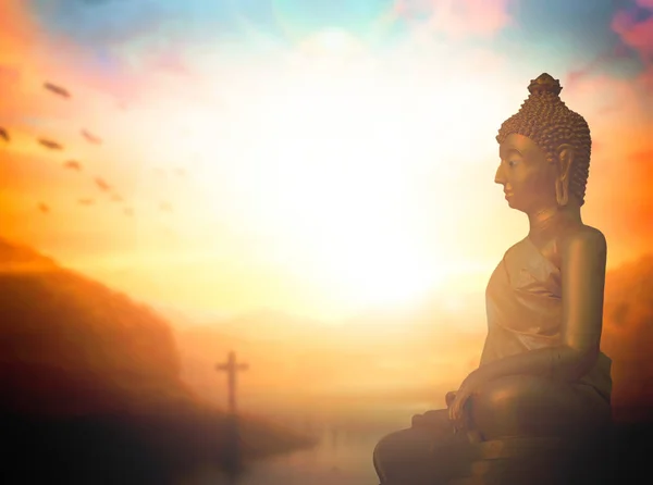 宗教概念 佛像与日落背景下的十字架 — 图库照片