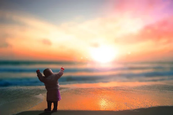 信任概念 海滩上的孩子看海日落 — 图库照片