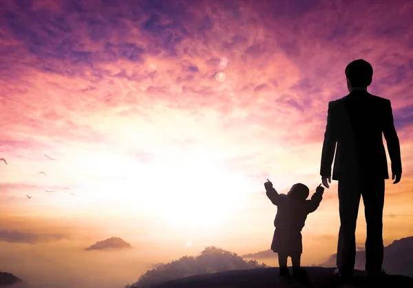 父亲节概念 生意人父亲和孩子站在山顶上 — 图库照片