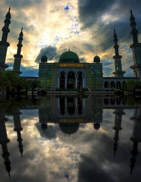 Исламская Концепция Красивая Большая Мечеть — стоковое фото