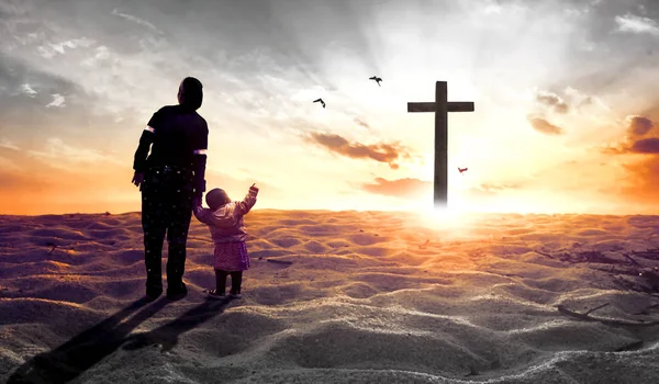 Concept Adoration Mère Avec Des Enfants Devant Croix — Photo