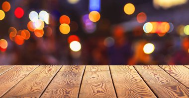 Noel kavramı: ışık noktalar ve bokeh önünde boş bir ahşap masa Festival arka plan