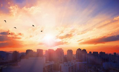 Şehir kavramı: Bokeh ışık ve şehir manzarası gündoğumu arka plan bulanıklık