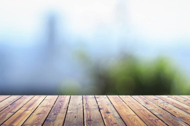 Şehir kavramı: ahşap masa üstü arka bina bulanıklık cam pencere duvarı üzerinde