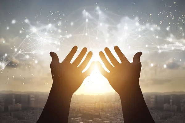 Τεχνολογία Έννοια Σιλουέτα Πολλοί Άνθρωποι Σήκωσε Χέρια Πάνω Από Ηλιοβασίλεμα — Φωτογραφία Αρχείου