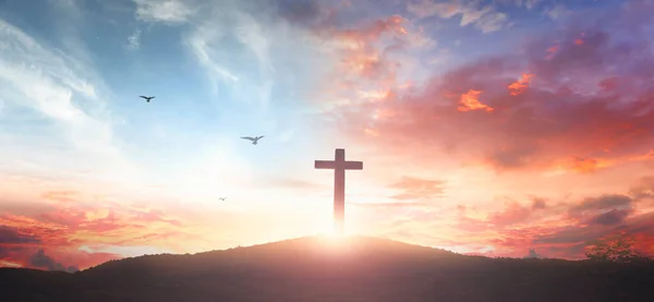 Christliches Holzkreuz Auf Dem Hintergrund Des Sonnenuntergangs — Stockfoto